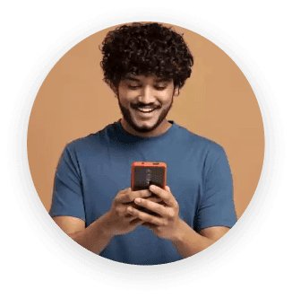 Homem sorrindo de frente utilizando smartphone